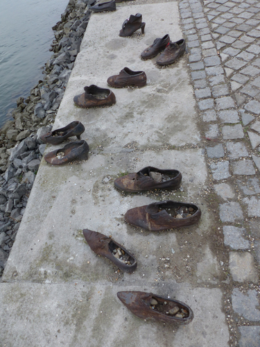 Monumento de los zapatos reordando a 20 mil judios fusilados frente al danubio
