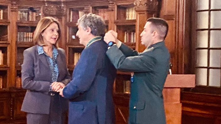 Condecoraci%c3%b3n marcos peckel