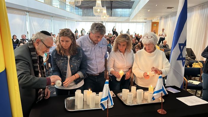 Diversas instituciones encnendiendo velas