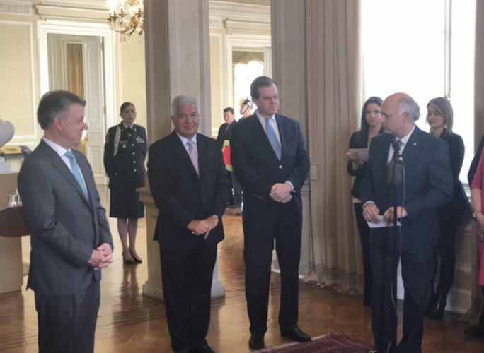 Entrega de premio a Presidente Santos