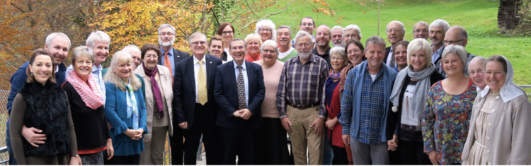 En el medio S.E. Sr. Jacob Keidar, justo detrás, secunda fila, Pr. Chr. Meister y en el medio Sue Haueter