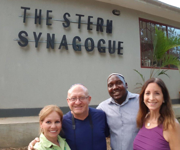 Con Saul, presidente de la comunidad Abayudaya