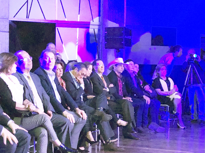 Invitados disfrutando el acto