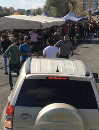 Manifestantes libaneses bloqueando la carretera