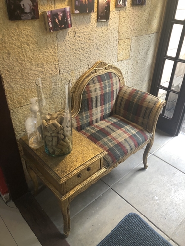 Padres de Marlene en mesita de teléfono y teléfono a la moda.