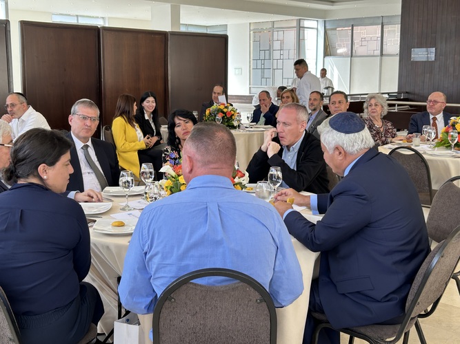 Mesa del presidente de CCJC Jean Claude Bessudo con parlamentarios