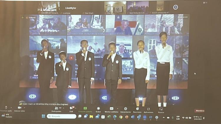 Coro de niños- a los niños asesinados y secuestrados su corazon esta con nosotros